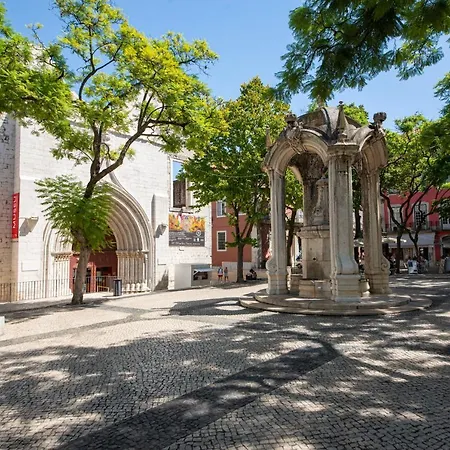 Serene Hideaway In Chiado Апартаменти